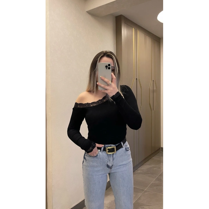 Kayık Yaka Dantel Detaylı Bluz Siyah