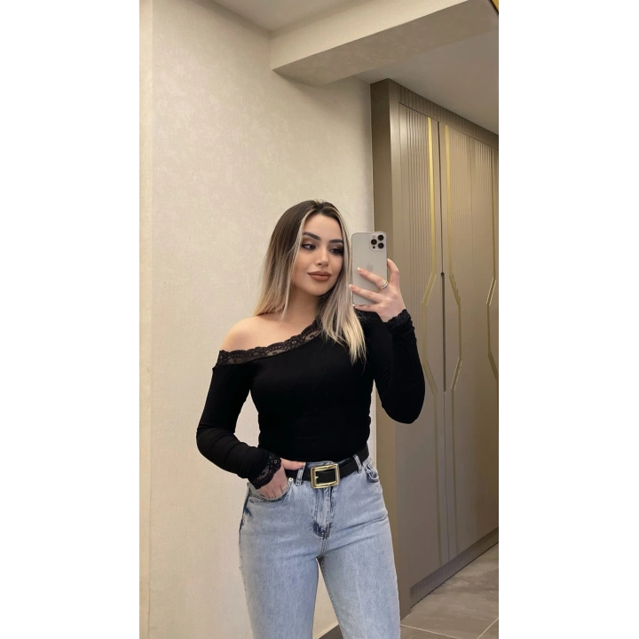 Kayık Yaka Dantel Detaylı Bluz Siyah