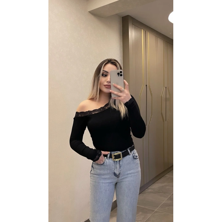 Kayık Yaka Dantel Detaylı Bluz Siyah