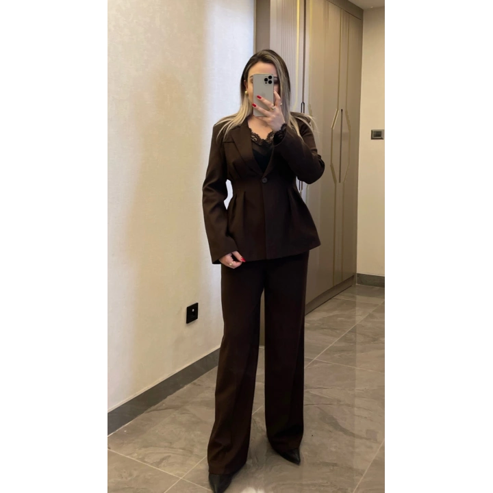 Pileli Belden Oturmalı Acı Kahve Blazer Takım