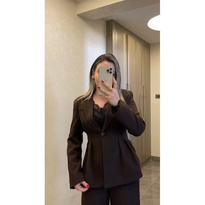 Pileli Belden Oturmalı Acı Kahve Blazer Takım