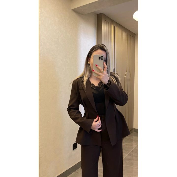Pileli Belden Oturmalı Acı Kahve Blazer Takım