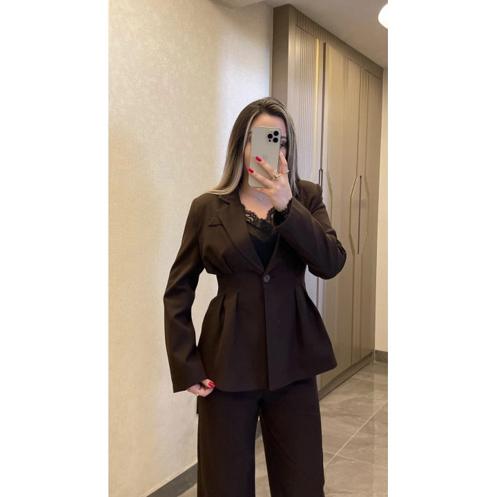 Pileli Belden Oturmalı Acı Kahve Blazer Takım