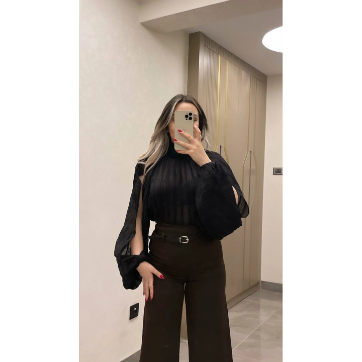 Kol Detaylı Siyah Bluz