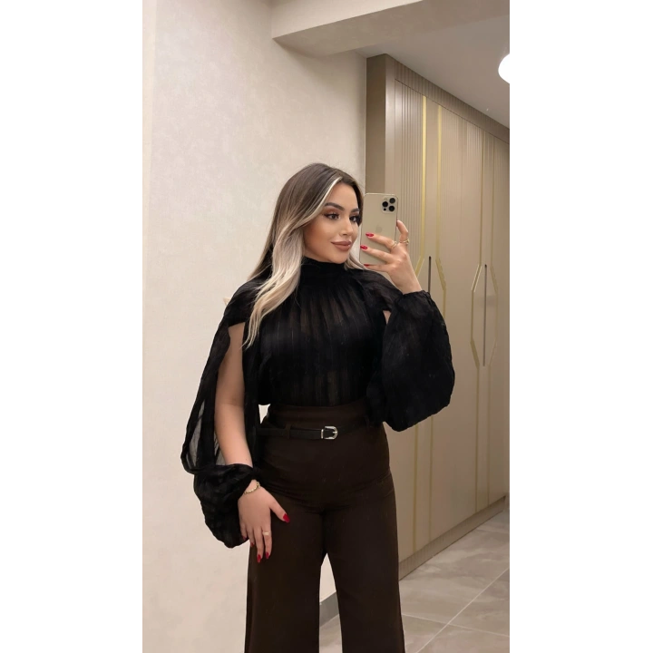 Kol Detaylı Siyah Bluz
