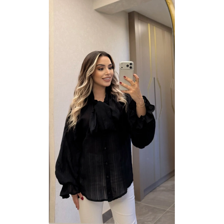 Siyah Fularlı Tensel Gömlek