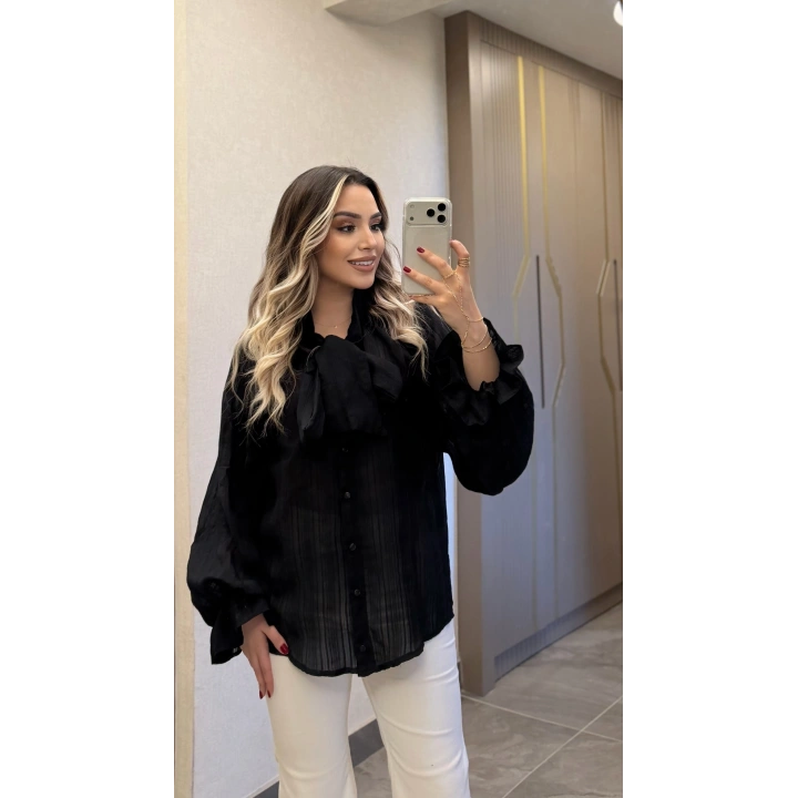 Siyah Fularlı Tensel Gömlek