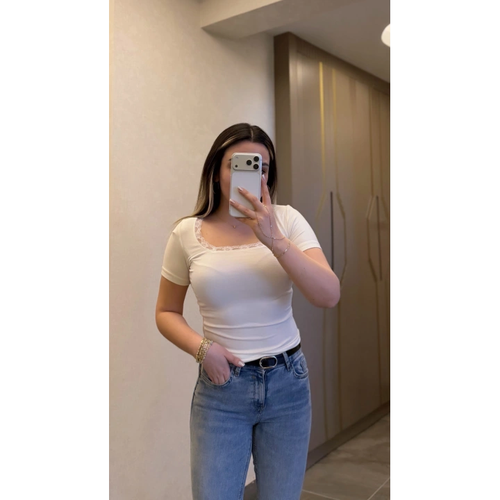 Beyaz Önü Dantelli Kare Yaka Body