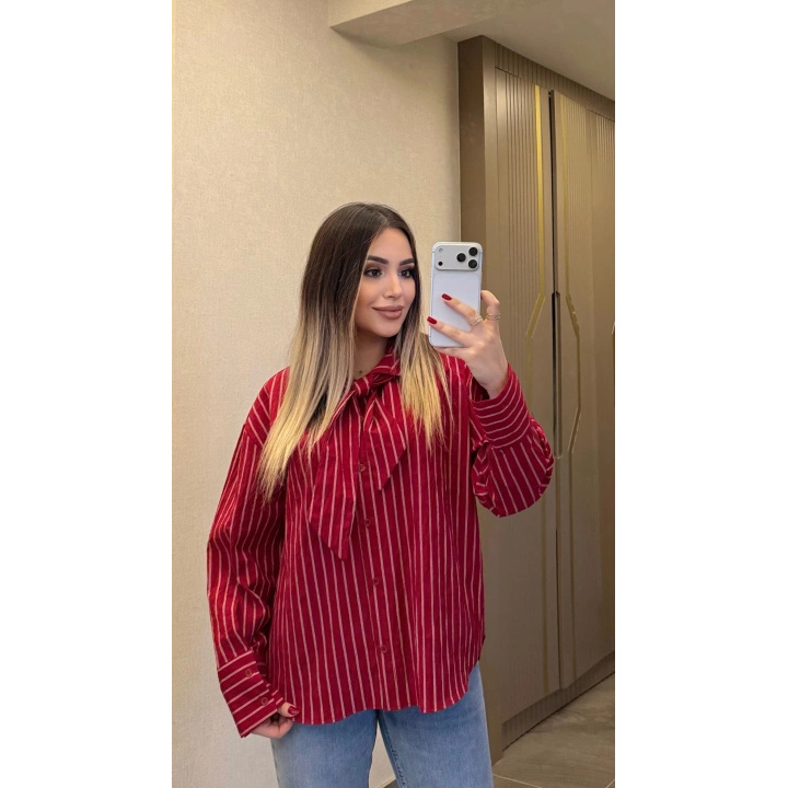 Fularlı Kırmızı Gömlek