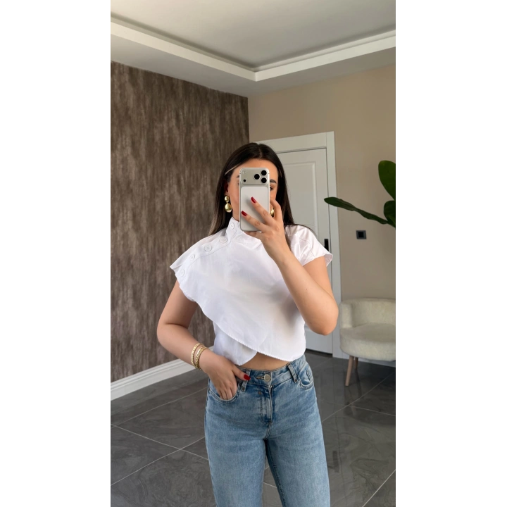 Omzu Düğme Detaylı Beyaz Bluz