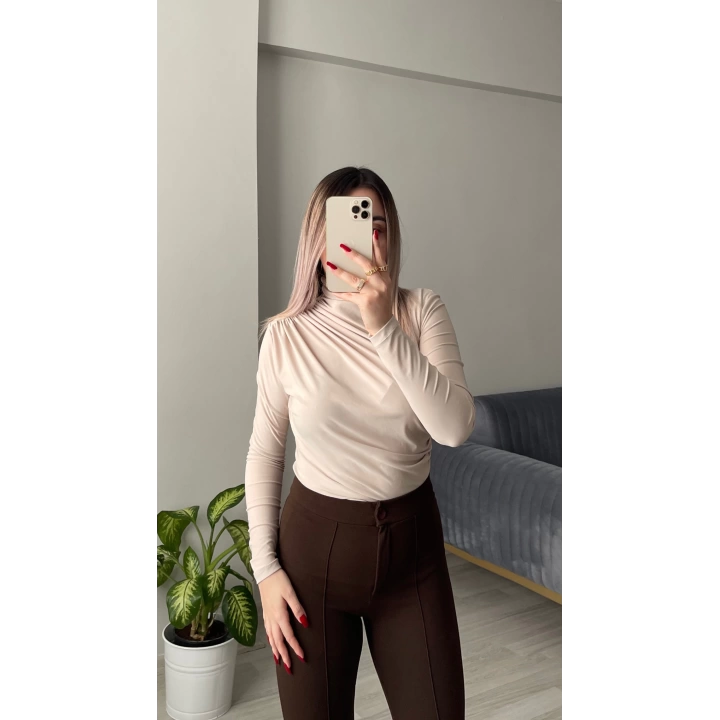 Bej Büzgülü Bluz