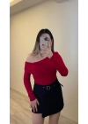 Kırmızı Omuz Detaylı Bluz
