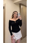 Kayık Yaka Tokalı Siyah Bluz