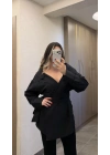 Açık Yaka Siyah Gömlek