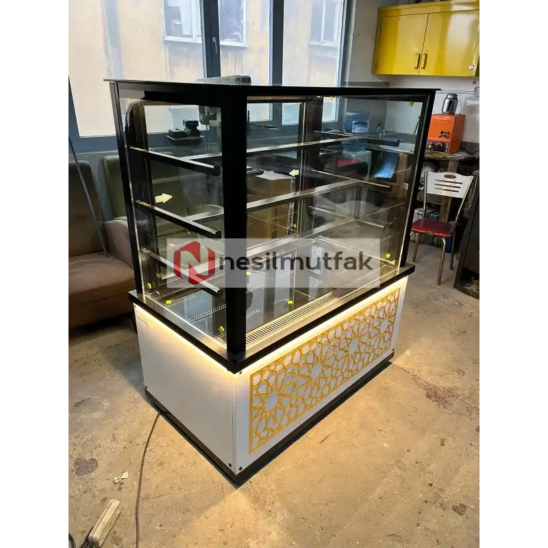 Pasta Tatlı Dolabı Dekorlu