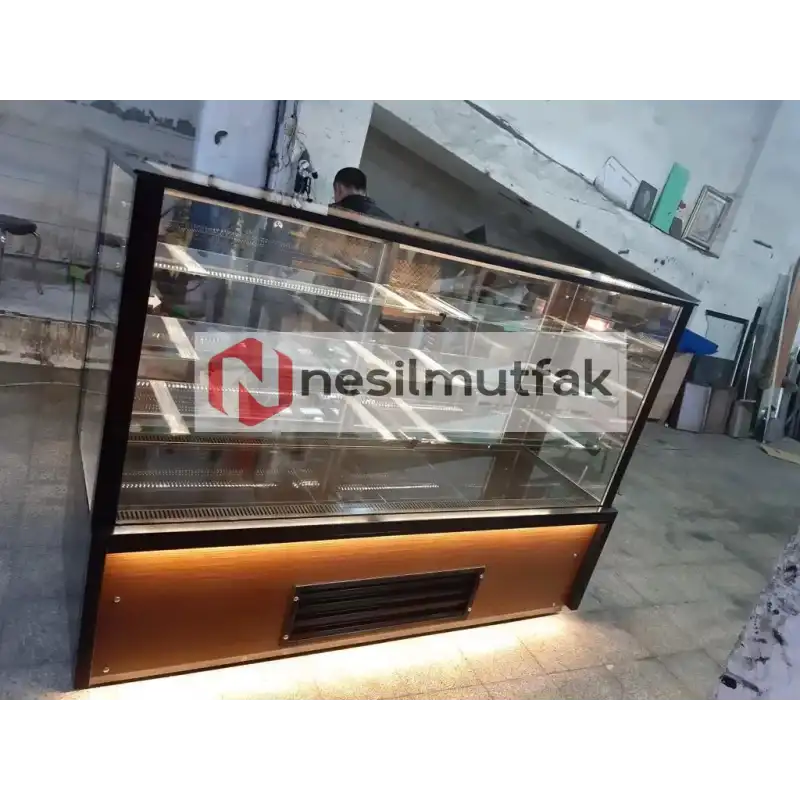 Pasta Teşhir Dolabı Ön Ahşap Dekorlu