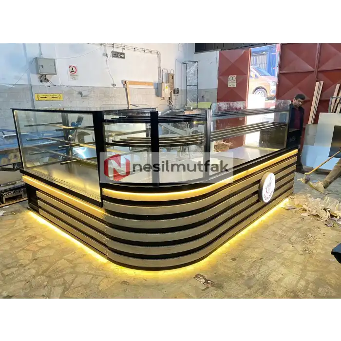 Böreklik Baklava Tezgahı ve Pasta Dolabı Ahşap Dekorlu
