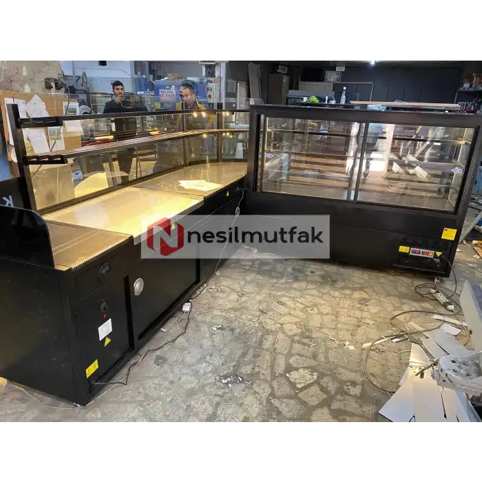 Böreklik Baklava Tezgahı ve Pasta Dolabı Ahşap Dekorlu