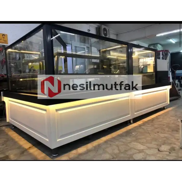 Pasta Dolabı Beyaz Ahşap Dekorlu