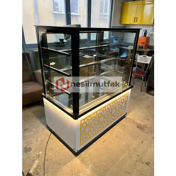 Pasta Tatlı Dolabı Dekorlu