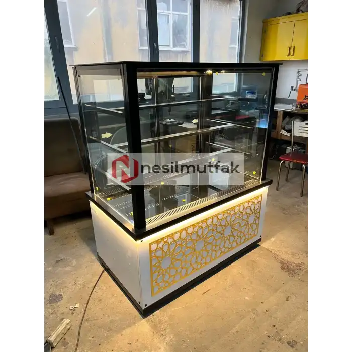 Pasta Tatlı Dolabı Dekorlu