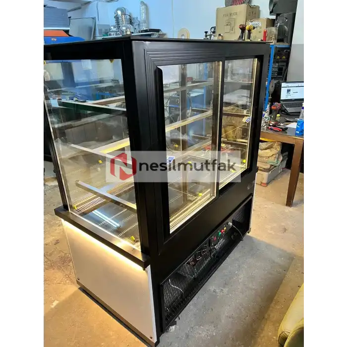 Pasta Tatlı Dolabı Dekorlu