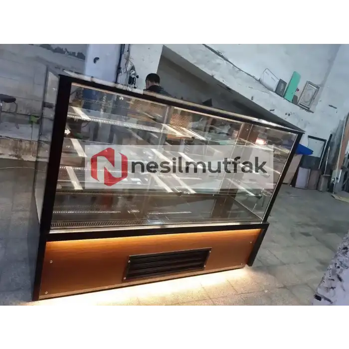 Pasta Teşhir Dolabı Ön Ahşap Dekorlu