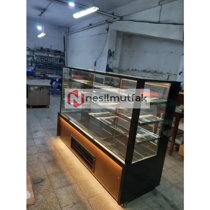 Pasta Teşhir Dolabı Ön Ahşap Dekorlu