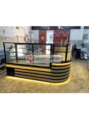 Böreklik Baklava Tezgahı ve Pasta Dolabı Ahşap Dekorlu