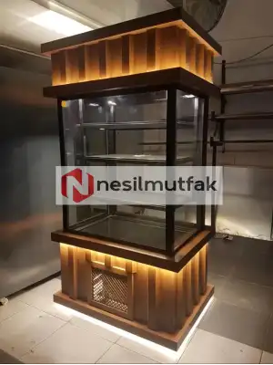 Dik Model Ahşap Dekorlu Pasta Dolabı