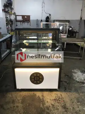 Pasta Dolabı Bombe Camlı Beyaz Model