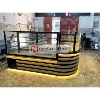 Böreklik Baklava Tezgahı ve Pasta Dolabı Ahşap Dekorlu