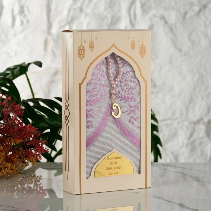 İsme Özel Dikey Kutu İçerisinde Pembe Renkli Seccade ve Tesbih