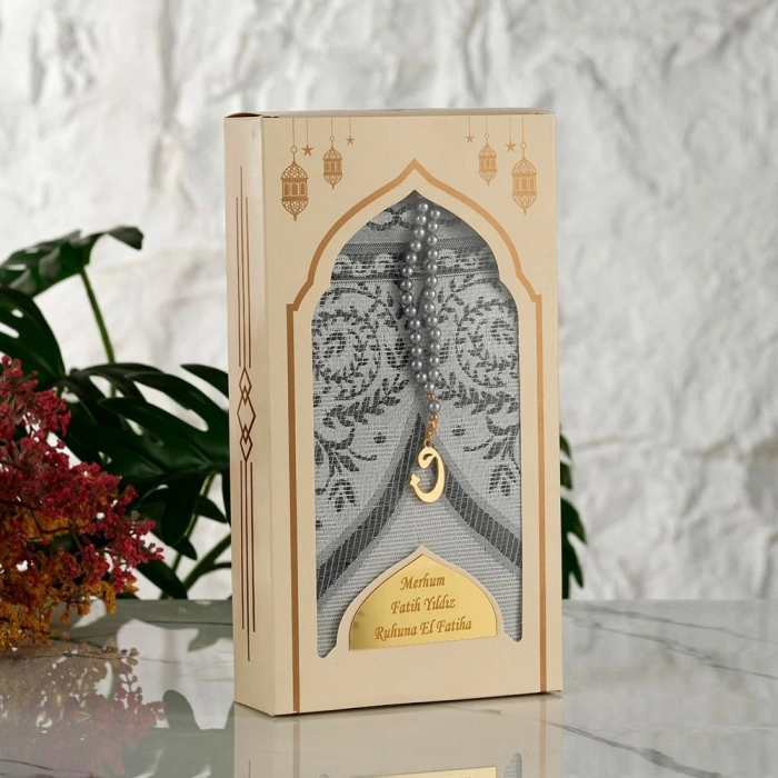 İsme Özel Dikey Kutu İçerisinde Gri Renkli Seccade ve Tesbih
