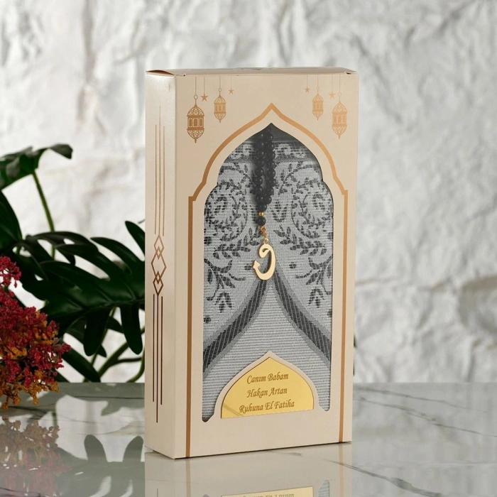İsme Özel Dikey Kutu İçerisinde Siyah Renkli Seccade ve Tesbih