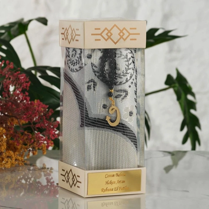 İsme Özel Silindir Kutu İçerisinde Siyah Renkli Seccade ve Tesbih