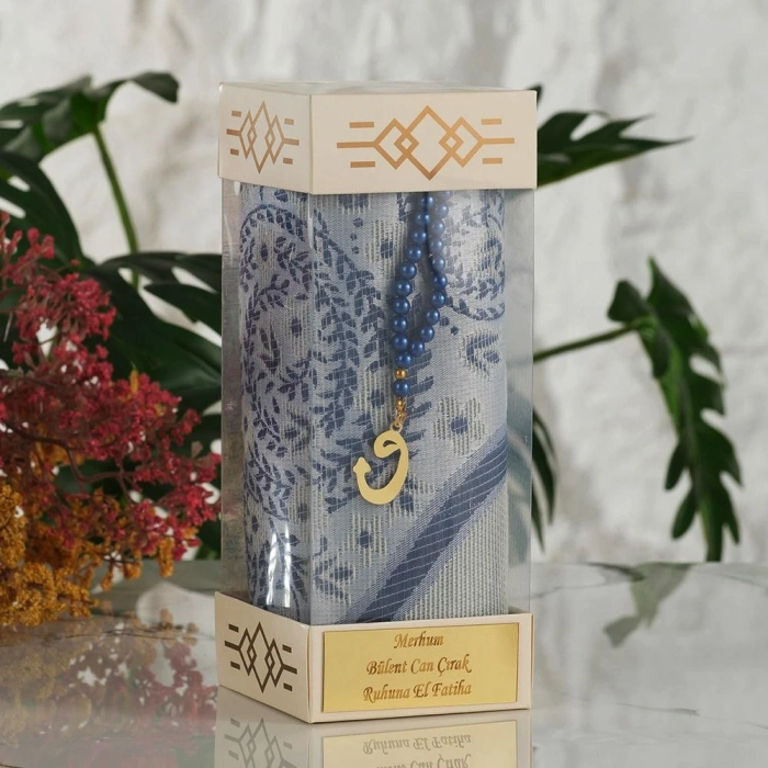 İsme Özel Silindir Kutu İçerisinde Saks Mavisi Renkli Seccade ve Tesbih
