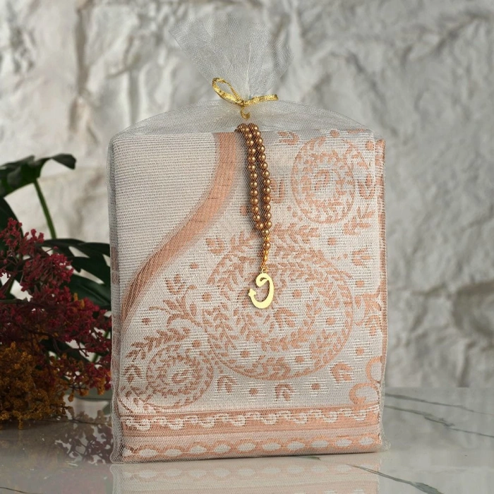 Tül Kese İçerisinde Gold Renkli Seccade ve Tesbih