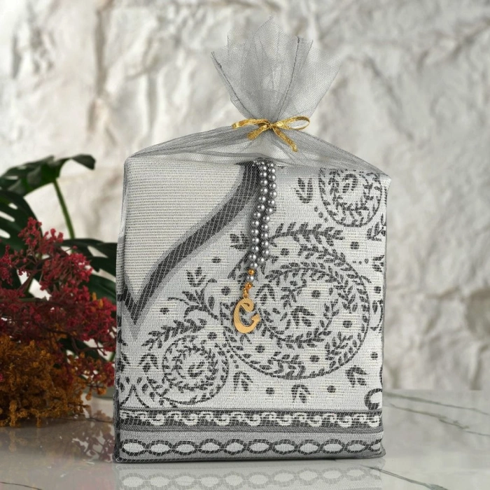 Tül Kese İçerisinde Gri Renkli Seccade ve Tesbih