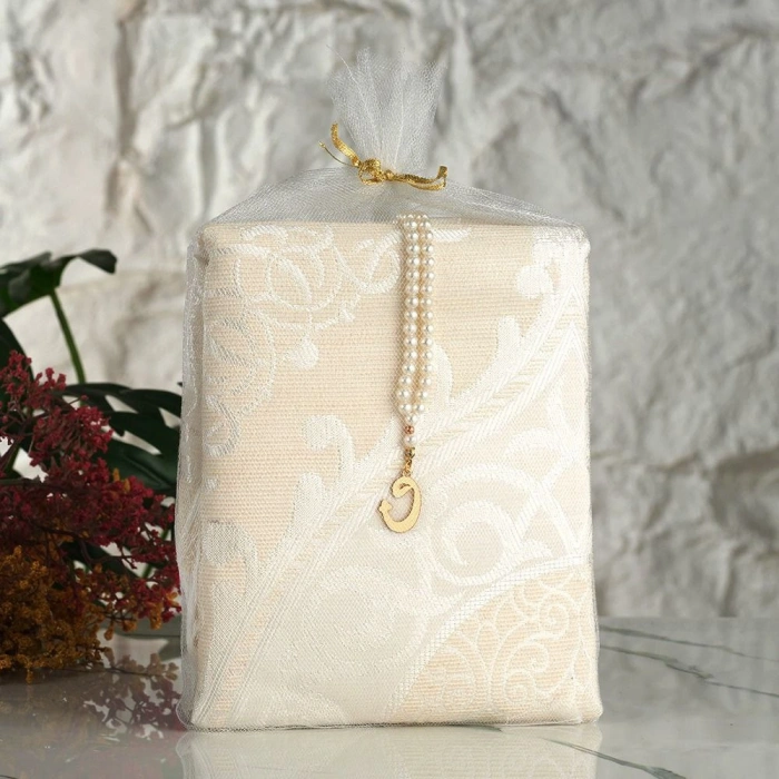 Tül Kese İçerisinde Krem Renkli Seccade ve Tesbih