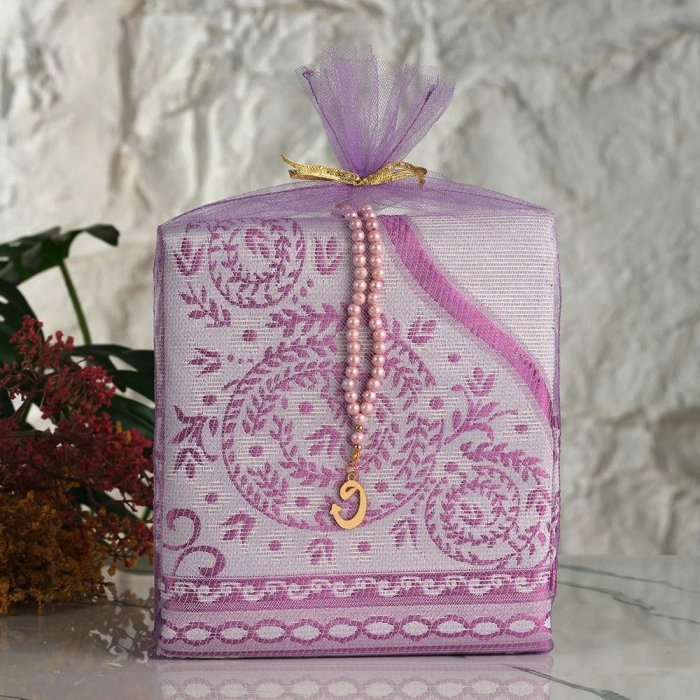 Tül Kese İçerisinde Pembe Renkli Seccade ve Tesbih