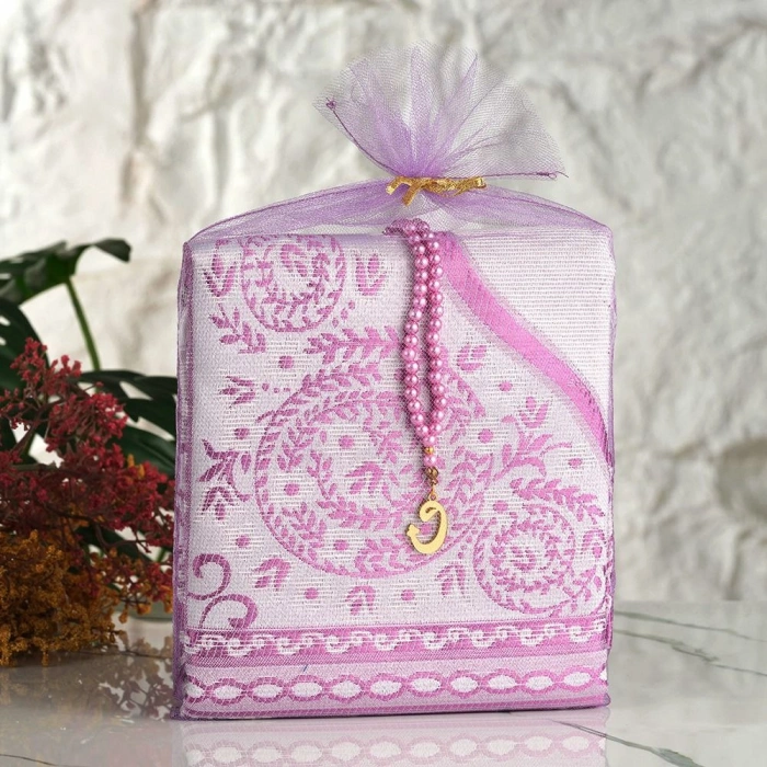 Tül Kese İçerisinde Lila Renkli Seccade ve Tesbih