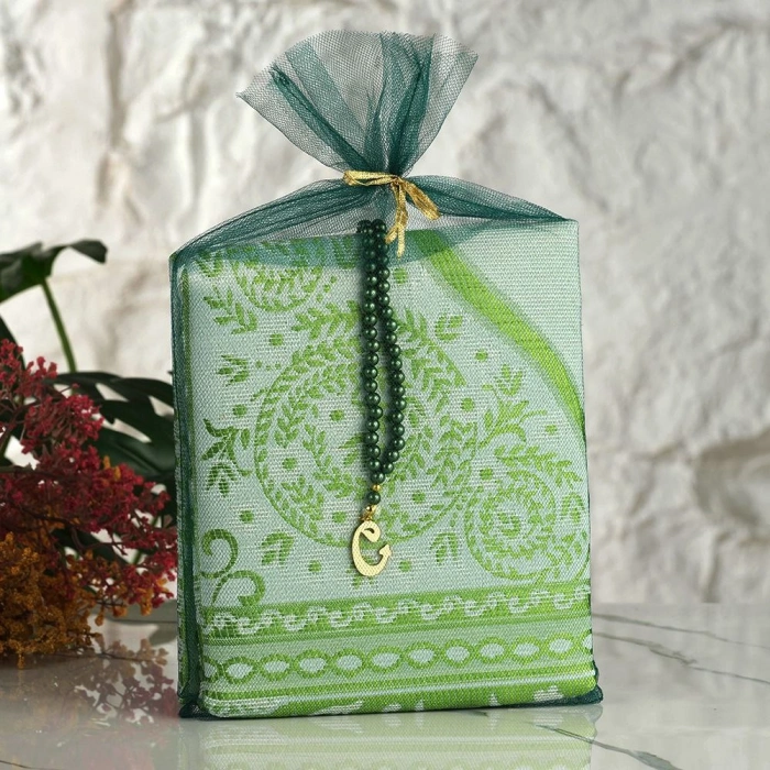 Tül Kese İçerisinde Zümrüt Renkli Seccade ve Tesbih