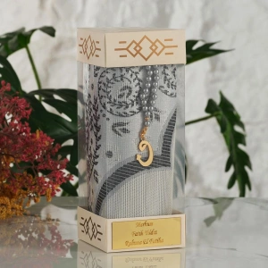 İsme Özel Silindir Kutu İçerisinde Gri Renkli Seccade ve Tesbih