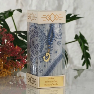 İsme Özel Silindir Kutu İçerisinde Saks Mavisi Renkli Seccade ve Tesbih