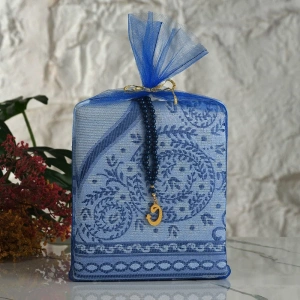 Tül Kese İçerisinde Saks Mavisi Renkli Seccade ve Tesbih