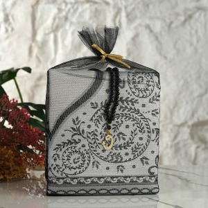 Tül Kese İçerisinde Siyah Renkli Seccade ve Tesbih