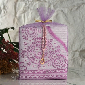Tül Kese İçerisinde Pembe Renkli Seccade ve Tesbih