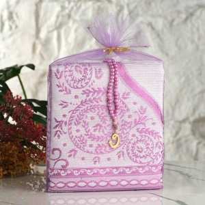 Tül Kese İçerisinde Lila Renkli Seccade ve Tesbih