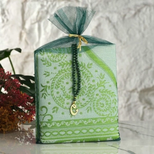 Tül Kese İçerisinde Zümrüt Renkli Seccade ve Tesbih